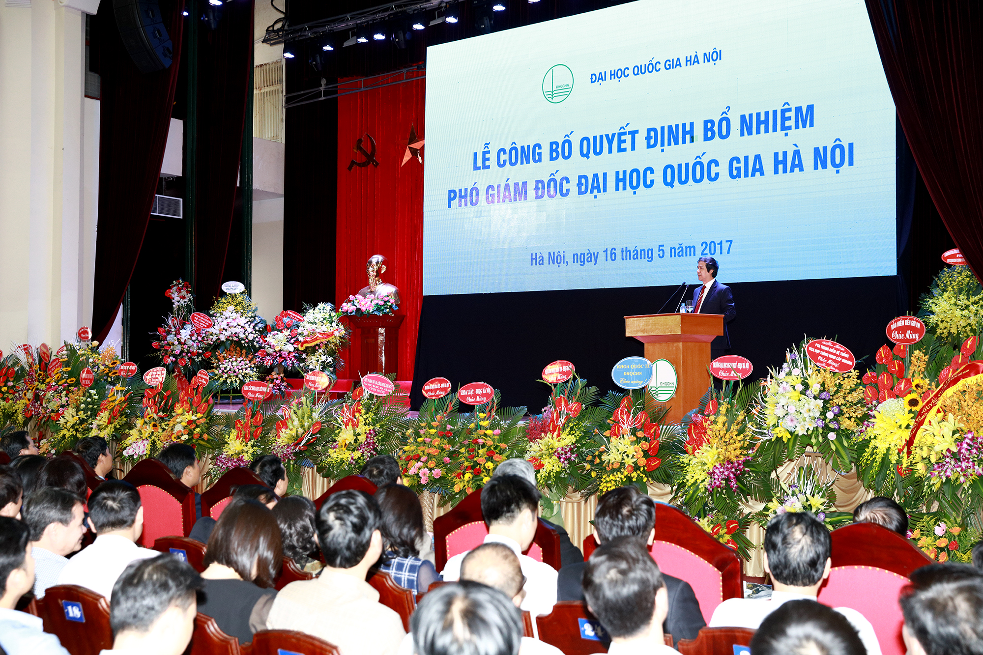 pho20giam20doc20dhqghn20nguyen20hong20son204