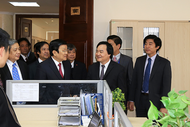 vnu-ctn20truong20tan20sang20lam20viec20tai20dhqghn2025feb20162015