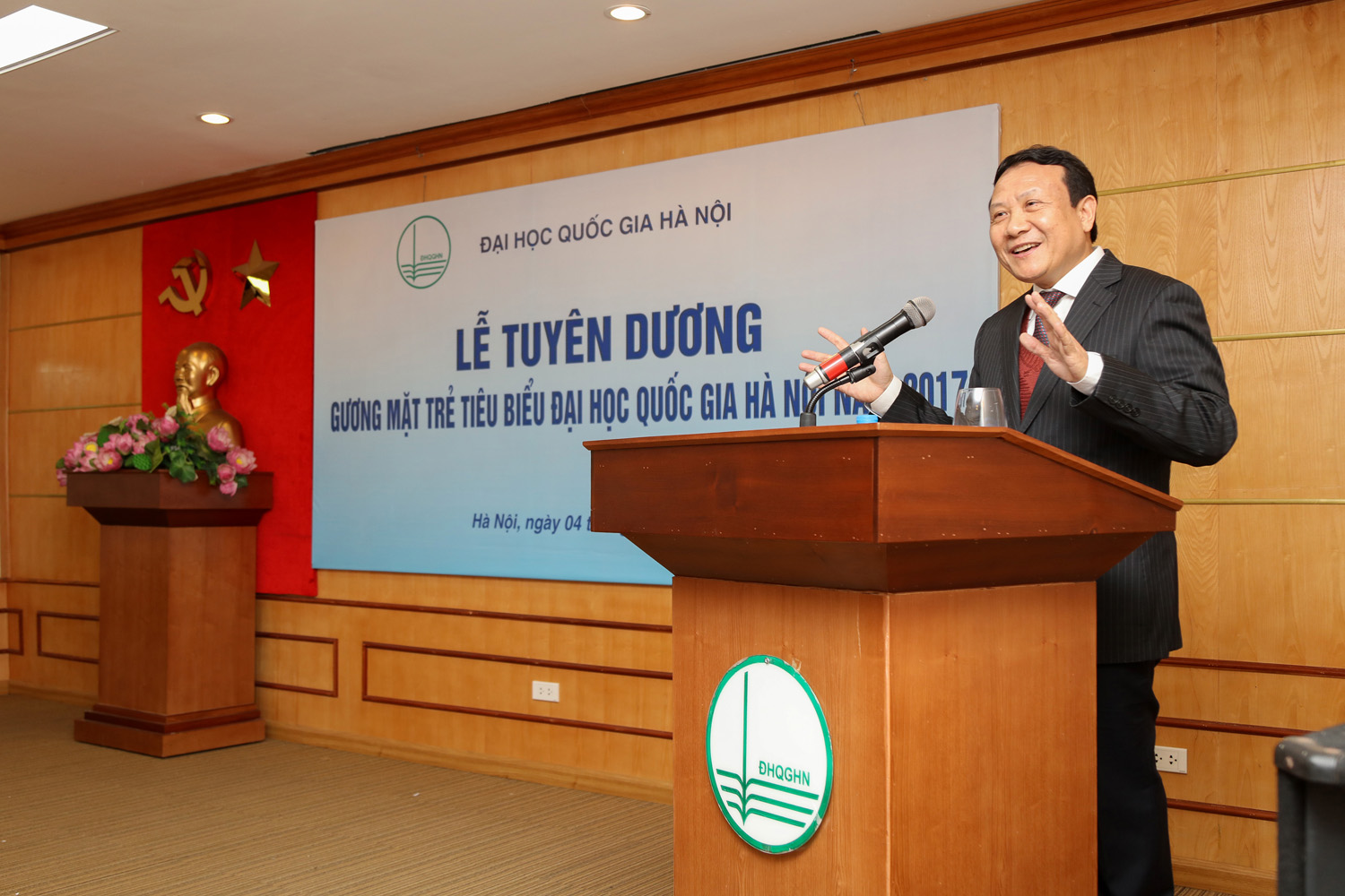 vnu-guong20mat20tre20tieu20bieu2004dec203