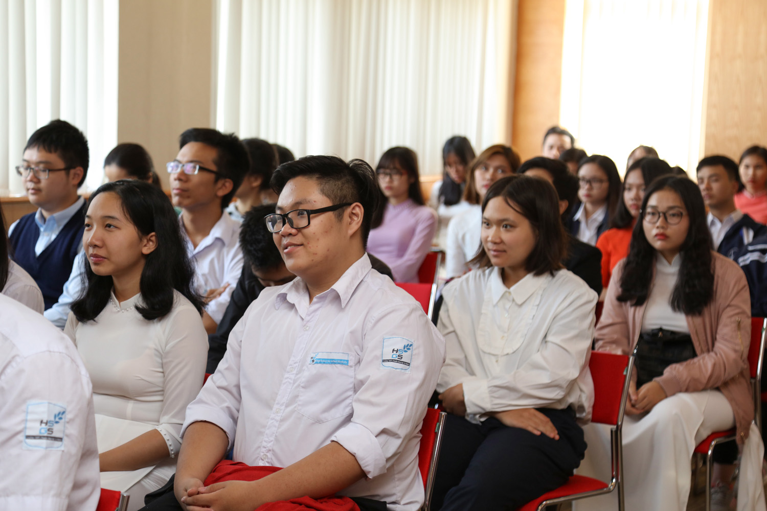 vnu-guong20mat20tre20tieu20bieu2004dec207